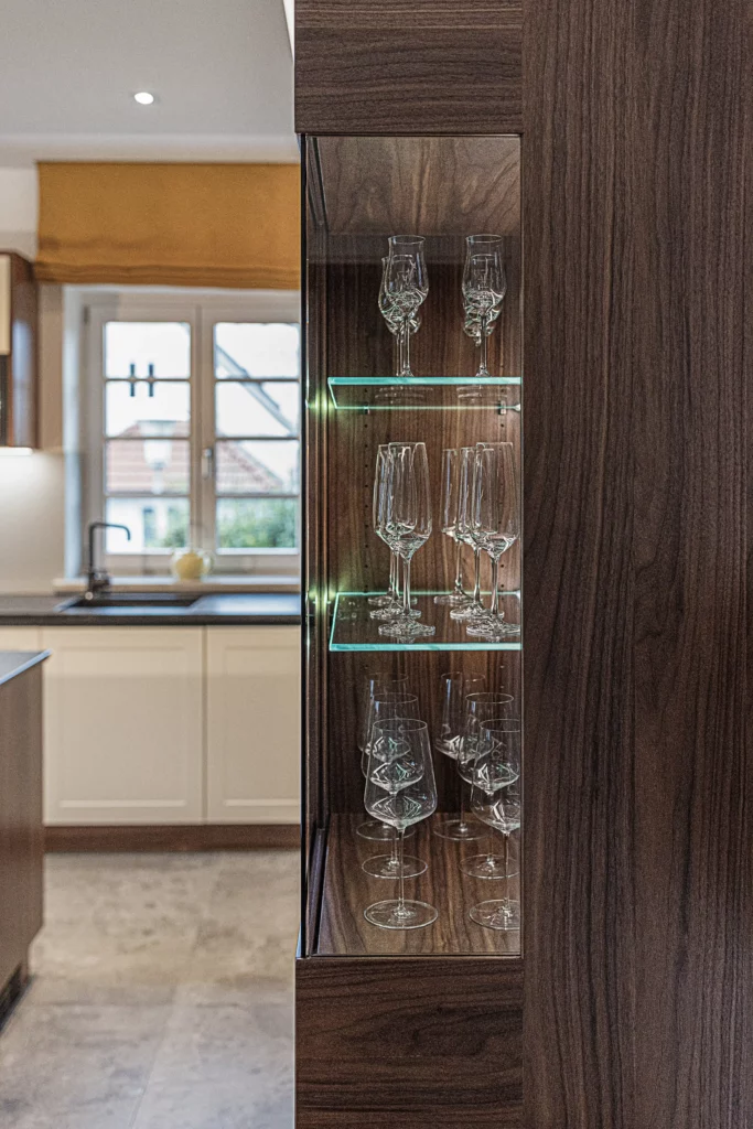 Schrank mit Gläsern