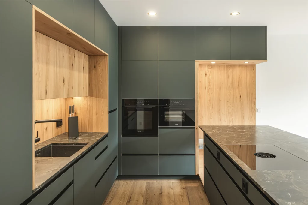 Küche mit Holz und dunklen Panelen