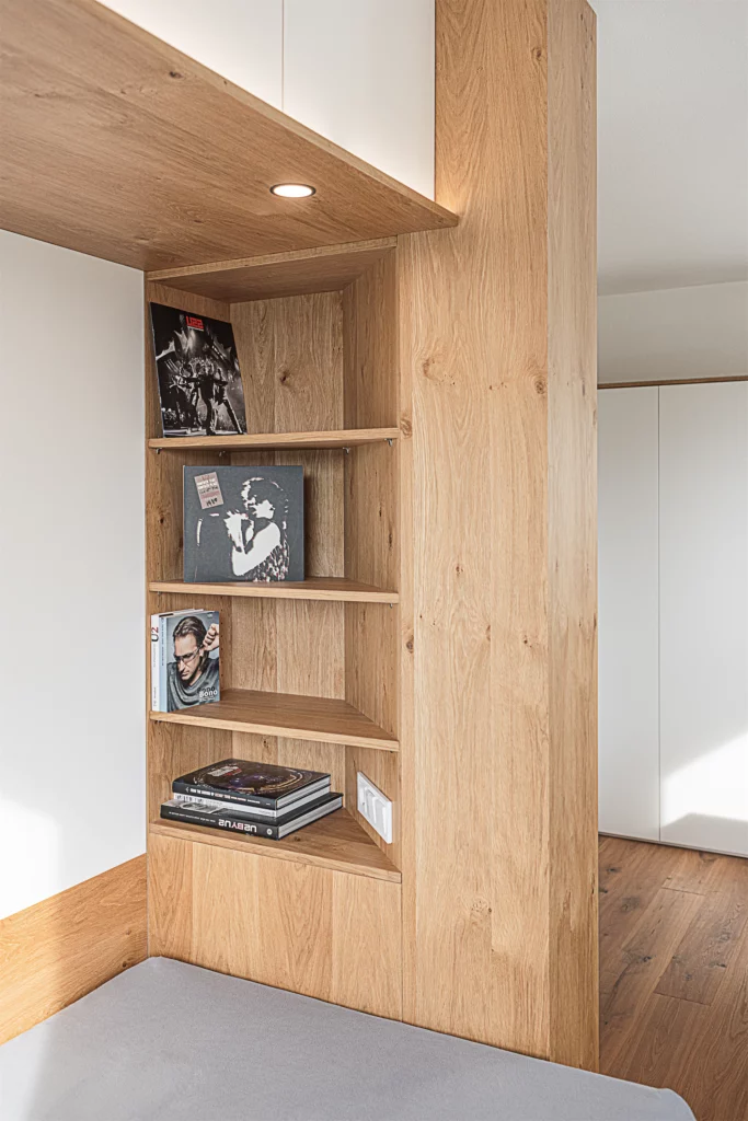 Regal aus Holz mit Büchern